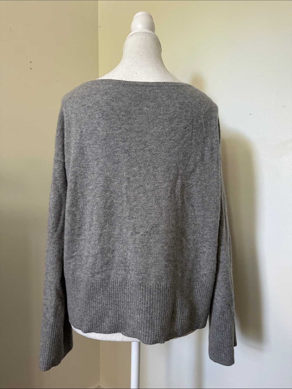 CLUB MONACO Grey 100% Cashmere Boat Neck Lightweight Quiet Luxury Sweater Small - Picture 3 of 6